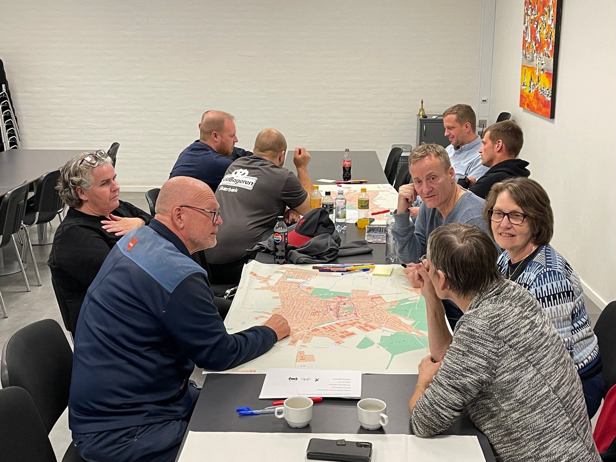 Arbejdsgruppen Rammer for byliv sidder i 2 grupper og analyserer Skærbæk by.